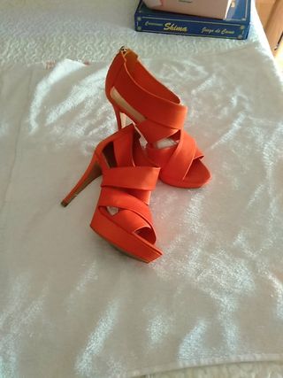 Zara sandalias altas de segunda mano por 10 EUR en Salamanca en WALLAPOP