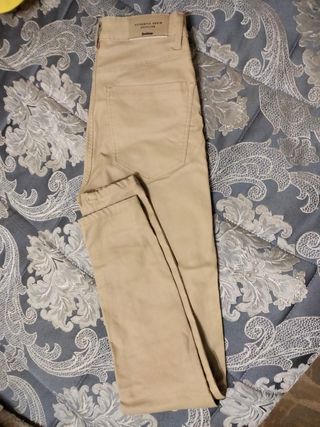 Pantalón encerado beige de segunda mano por 5 EUR en Cáceres en WALLAPOP