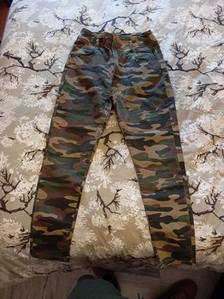 Vaqueros militares mujer de segunda mano por 4 EUR en Fuengirola en WALLAPOP