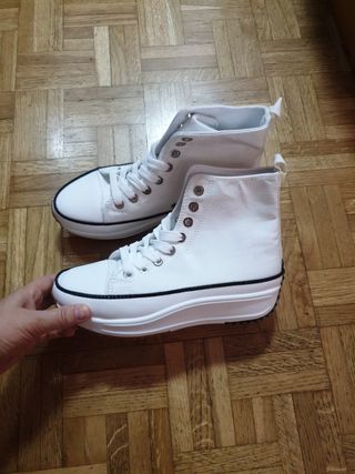 Zapatillas bota blanca de segunda mano por 15 EUR en Madrid en WALLAPOP