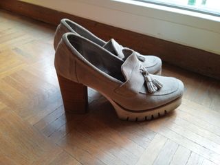 Mocasines tacón Mimao gris, n° 39 de segunda mano por 10 EUR en Alcobendas  en WALLAPOP