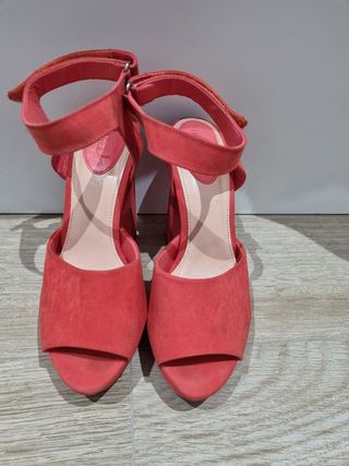 Zapatos de tacón altos bershka mujer de segunda mano por 3,5 EUR en  Cartagena en WALLAPOP