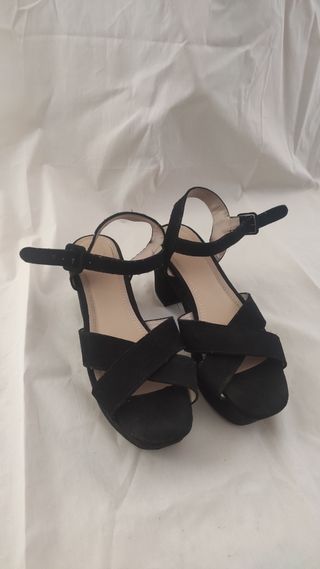 Sandalias negras plataforma Parfois de segunda mano por 7 EUR en Las Rozas  de Madrid en WALLAPOP