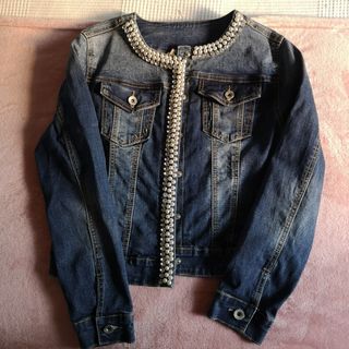 Chaqueta vaquera con perlas de segunda mano en WALLAPOP