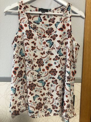 Camiseta tirantes Primark de segunda mano por 3 EUR en Alcalá de Henares en  WALLAPOP