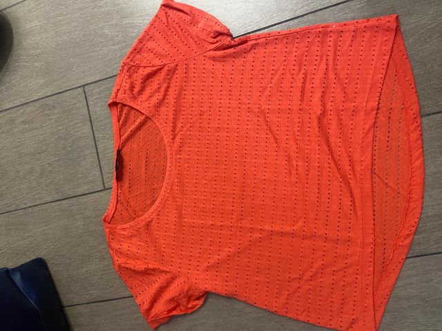 Camiseta perforada color coral H&M
