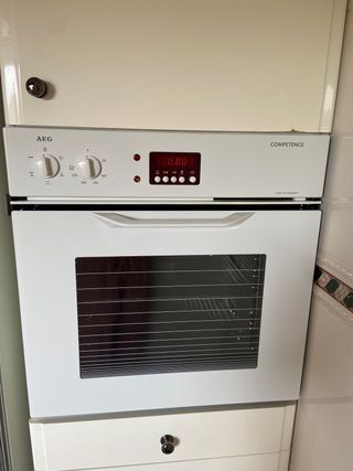 Horno AEG blanco de segunda mano por 75 EUR en Vitoria-Gasteiz en WALLAPOP