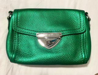 Bolso pequeño de Bimba y Lola verde brillante. de segunda mano por 30 EUR  en Carretera del Km. 17,500 Al 22,600 Madrid-Colmenar Viejo en WALLAPOP