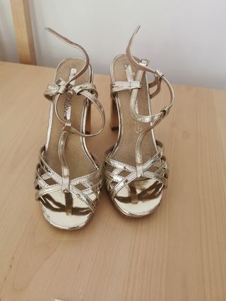 Sandalias tacón doradas Maria mare de segunda mano por 10 EUR en Madrid en  WALLAPOP