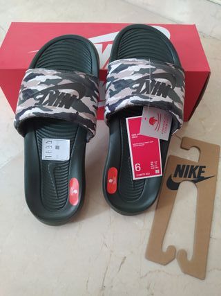 Zapatillas playa Nike nuevas 38.5 de segunda mano por 16 EUR en Sevilla en  WALLAPOP