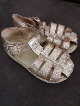 Sandalias cangrejeras niña Zara doradas de segunda mano por 5 EUR en  Taradell en WALLAPOP