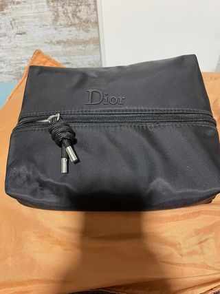Neceser hombre DIOR de segunda mano por 90 EUR en Barcelona en WALLAPOP