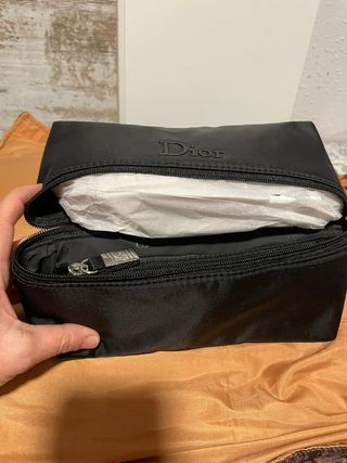 Neceser hombre DIOR de segunda mano por 90 EUR en Barcelona en WALLAPOP