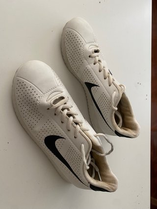 Botines \\/ Zapatos Deportivos Nike Talla 37 de segunda mano por 5 EUR en A  Coruña en WALLAPOP