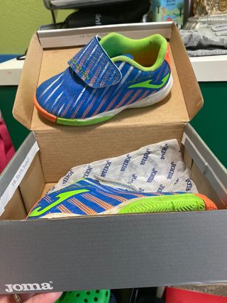 Zapatillas futbol sala niño talla 24 de segunda mano por 5 EUR en Barañain  en WALLAPOP