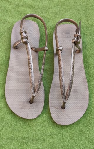 Chanclas Havaianas doradas de segunda mano por 11 EUR en Madrid en WALLAPOP