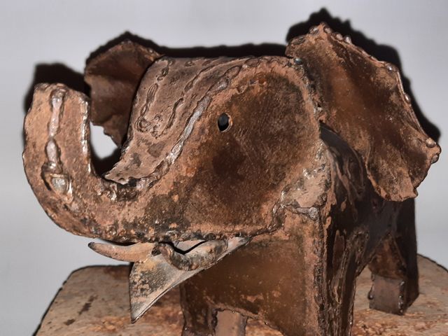 Escultura elefante metálico firmado