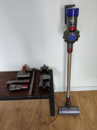ASPIRADORA SIN CABLES DYSON V8 ANIMAL de segunda mano por 178 EUR en  Vilafranca del Penedès en WALLAPOP