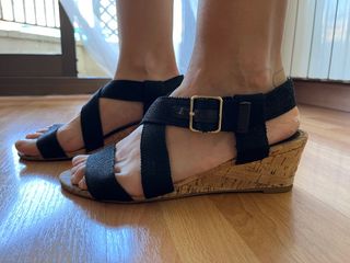 Sandalias cuña de Bimba y Lola, negras. Talla 40 de segunda mano por 12 EUR  en Barcelona en WALLAPOP
