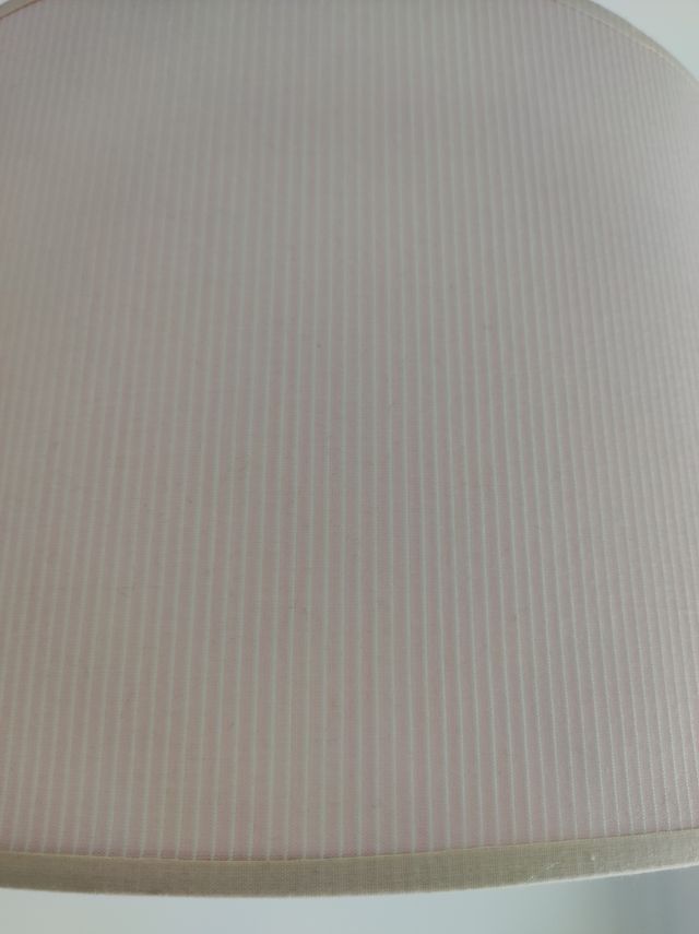 lampada a righe rosa e bianche