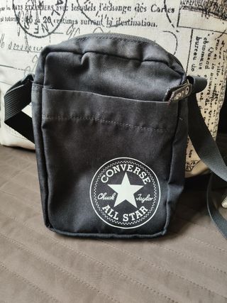 BOLSO BANDOLERA CONVERSE BUEN ESTADO de segunda mano por 10 EUR en  Paracuellos de Jarama en WALLAPOP