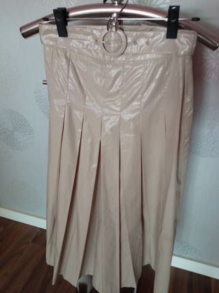 Falda pantalón plisada Stradivarius de segunda mano por 8 EUR en Zaragoza  en WALLAPOP