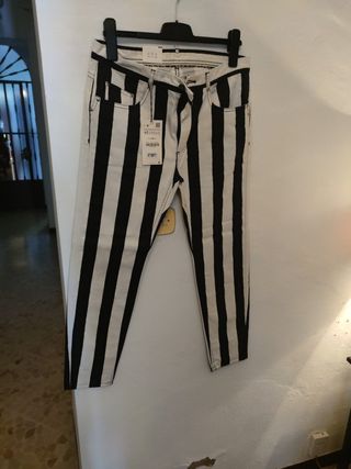 Pantalón Zara hombre talla 42 Verano de segunda mano por 10 EUR en Rociana  del Condado en WALLAPOP