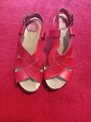 Sandalias rojas con cuña de piel talla 37 de segunda mano por 18 EUR en La  Zubia en WALLAPOP
