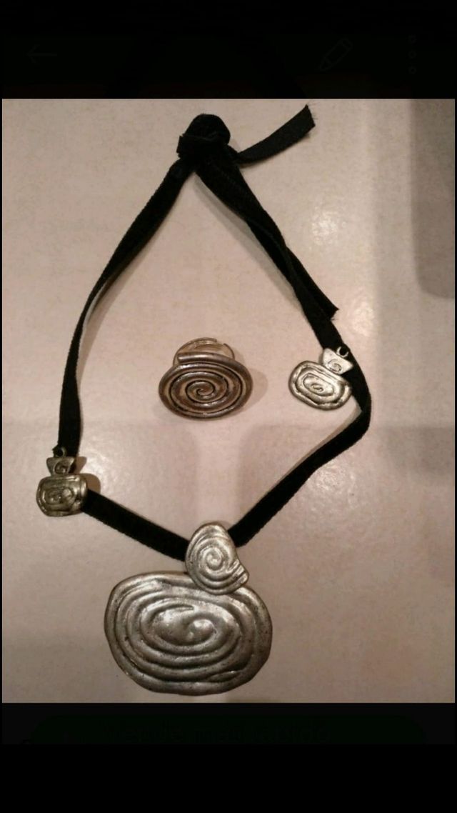Conjunto plateado . gargantilla +anillo