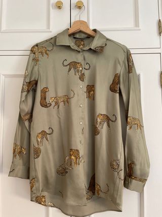 Blusa\\/ Camisa ZARA, S, verde, tigres de segunda mano por 5 EUR en Madrid  en WALLAPOP
