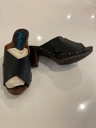 Zuecos de madera y cuero de segunda mano por 20 EUR en Barcelona en WALLAPOP