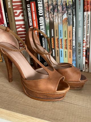 Sandalias plataforma Gloria Ortiz talla 36 de segunda mano por 25 EUR en  Bilbao en WALLAPOP