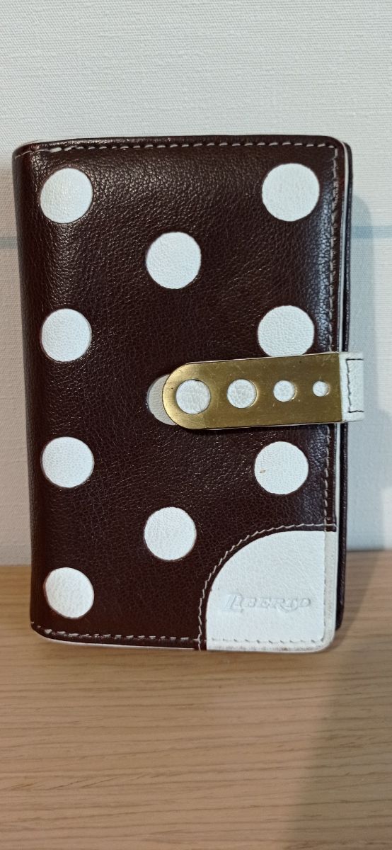 Cartera-billetero de piel blanca y marrón