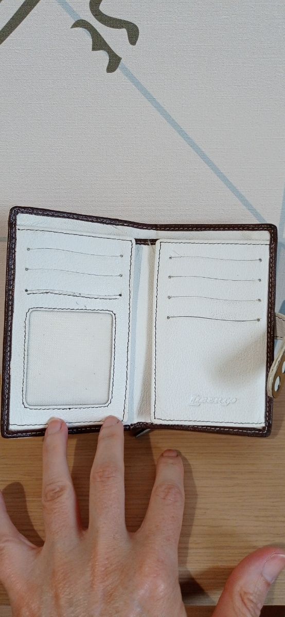 Cartera-billetero de piel blanca y marrón