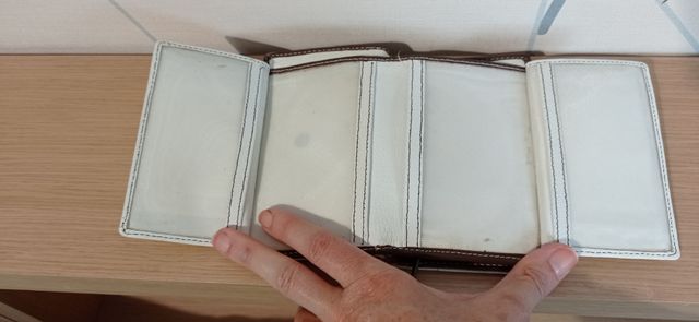 Cartera-billetero de piel blanca y marrón
