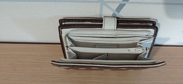 Cartera-billetero de piel blanca y marrón