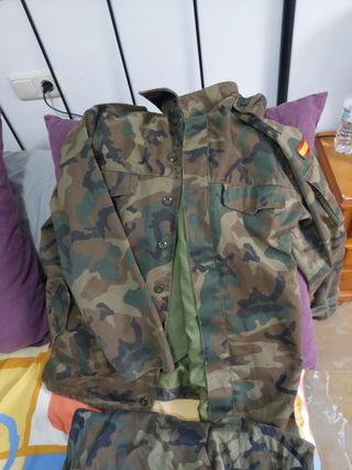 Ropa militar camuflaje de segunda mano por 50 EUR en Málaga en WALLAPOP