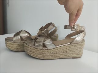 Sandalias de plataforma doradas de segunda mano en Barcelona en WALLAPOP