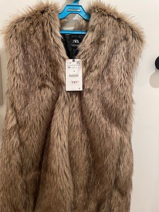 Chaleco pelo y capucha Zara de segunda mano por 35 EUR en Madrid en WALLAPOP