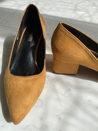 Zapatos destalonados color mostaza de segunda mano por 10 EUR en Irun en  WALLAPOP