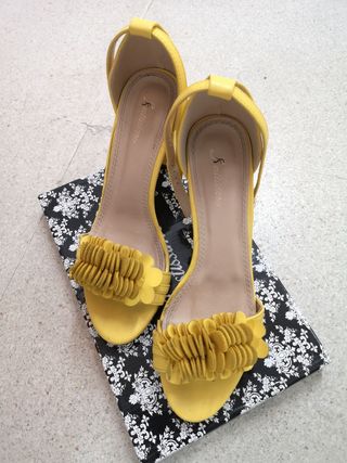 Sandalias tacón amarillas de segunda mano por 17 EUR en Fuenlabrada en  WALLAPOP