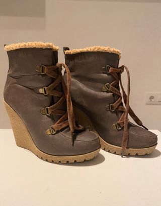 Botines cuña y borreguito n.35 de segunda mano por 4 EUR en Premià de Mar  en WALLAPOP