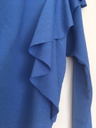 Blusa azul de Zara con volante de segunda mano por 8 EUR en Madrid en  WALLAPOP