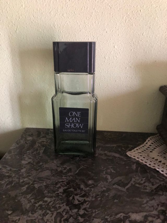 Ficticio perfume gigante one man Jacques Bogart