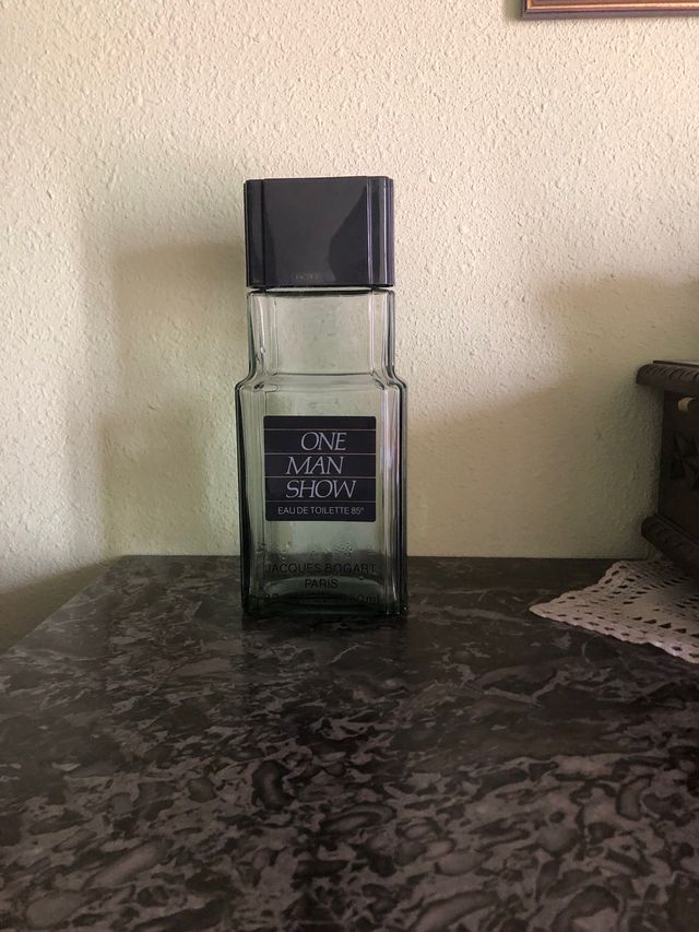 Ficticio perfume gigante one man Jacques Bogart