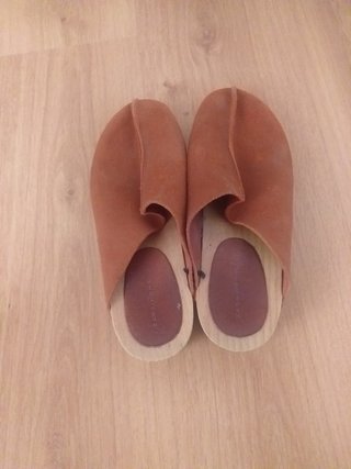 Vendo zuecos de piel en 40, rojo oscuro, Zara Home de segunda mano por 10  EUR en Barcelona en WALLAPOP