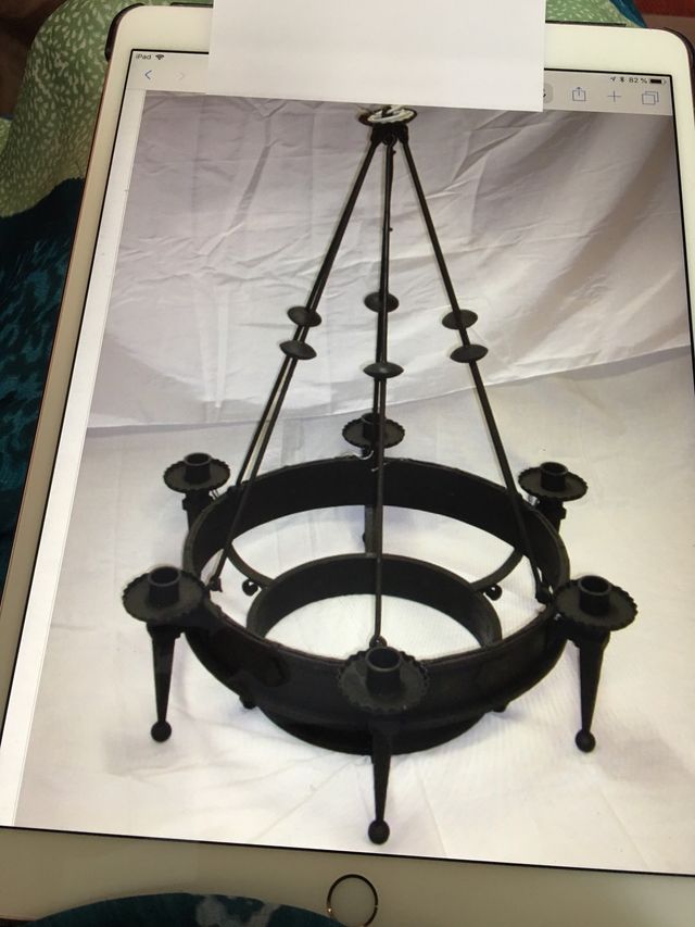 Lámpara de forja artesanal de grandes dimensiones.