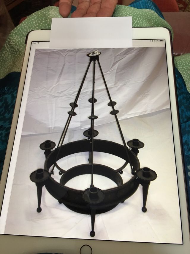 Lámpara de forja artesanal de grandes dimensiones.