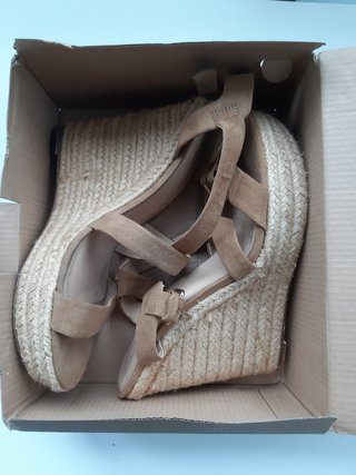 Sandalias cuña Bershka de segunda mano por 12 EUR en A Laracha en WALLAPOP