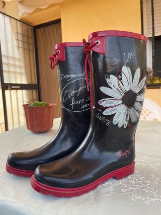 Botas agua Desigual de segunda mano por 8 EUR en Urbanitzacio El Medol en  WALLAPOP